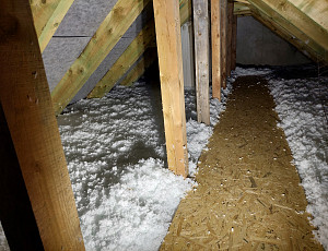 Zateplení stropu rodinného domu pomocí foukané izolace